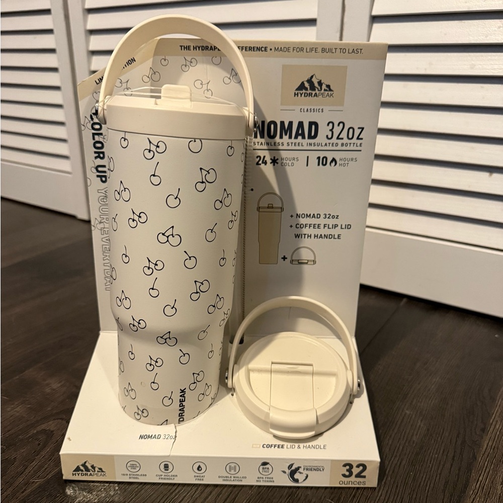 Hydrapeak Nomad 32oz stainless steel insulated water bottle.